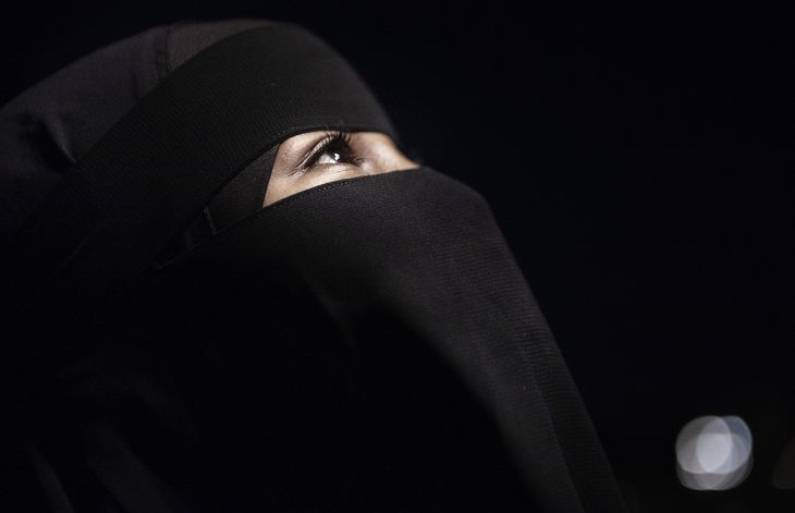 Folk på gaden har revet i Hani Ali's niqab, skubbet til og spyttet på hende. Hun er ængstelig for, at det nye maskerings-forbud opfattes som en indirekte opfordring til selvtægt af muslim-fjendske danskere. Foto: Olivia Loftlund