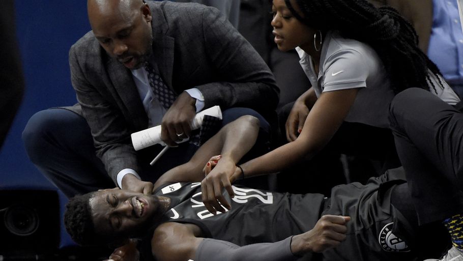 Caris LeVert var i store smerter efter sit uheldige fald kort før pausen i kampen mellem Minnesota Timberwolves og Brooklyn Nets. Foto: AP