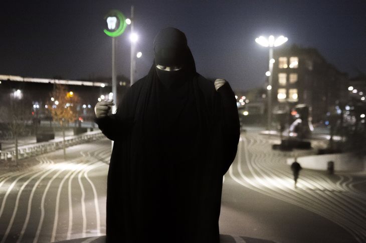 Maskerings-forbuddet har givet Hani Ali et væsentlig mere isoleret liv. Hun vil ikke tage niqab'en af og kommer derfor ikke så meget ud. Biograf-ture med veninderne er et lukket kapitel for hende. Foto: Olivia Loftlund 