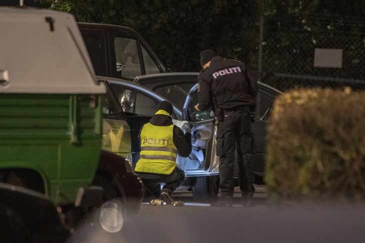 Nedim Yasar blev dræbt, da en gerningsmand affyrede flere skud gennem sideruden på hans bil, da han holdt på Hejrevej i København i november 2018. Her undersøger politiet gerningsstedet. Foto: Kenneth Meyer