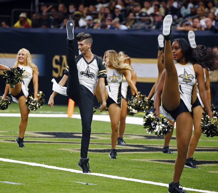 Kollegerne fra New Orleans Saints blev i 2018-sæsonen de første til at have en mand med i cheerleader-truppen. Foto: AP