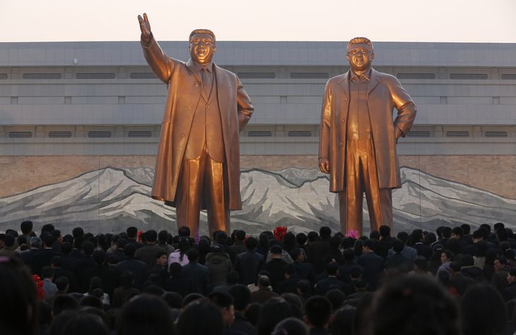 De to store statuer af Kim Jong-il og Kim Il-sung i Pyongyang. Foto: AP
