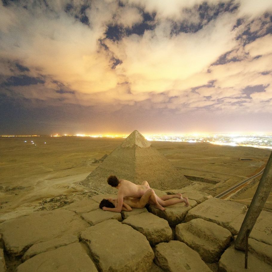 Se videoen Nøgne danskere forarger på toppen af Keopspyramiden