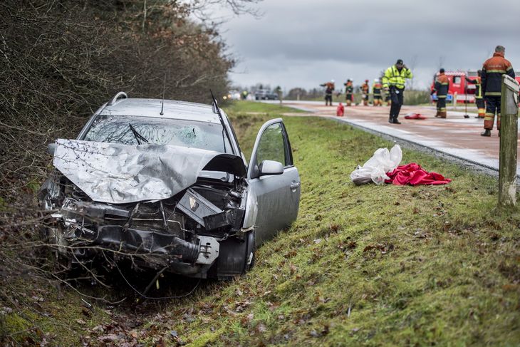 Mandens bil fik også store skader, men alligevel slap han med livet i behold. Foto: Morten Stricker/Ritzau Scanpix