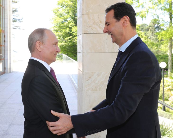 Modsat Donald Trump, så er der et anderledes tæt bånd mellem Vladimir Putin og Bashar al-Assad. Foto: AP/Mikhail Klimentyev.