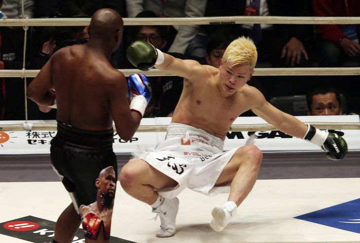 Klasseforskel mellem Mayweather og den japanske kickbokser. Foto: AP