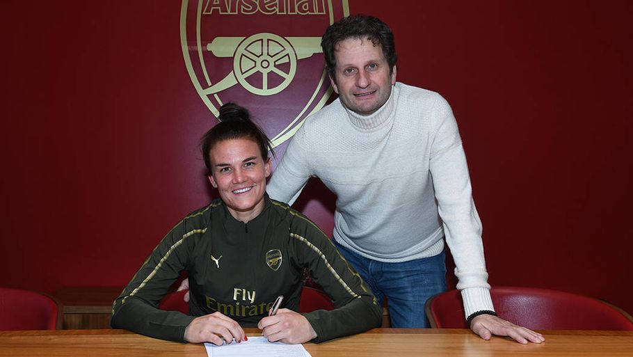 Katrine Veje underskriver kontrakten med Arsenal. Foto: Arsenal.com.