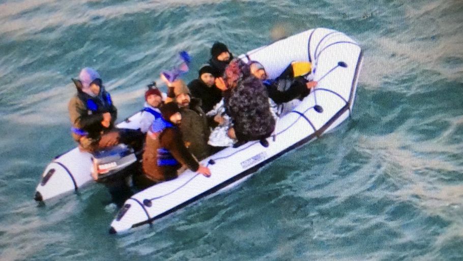 Den franske kystvagt fik stoppe disse migranter, der forsøgte at tage turen fra Calais i Frankrig til England. Foto: Marine Nationale/ AP