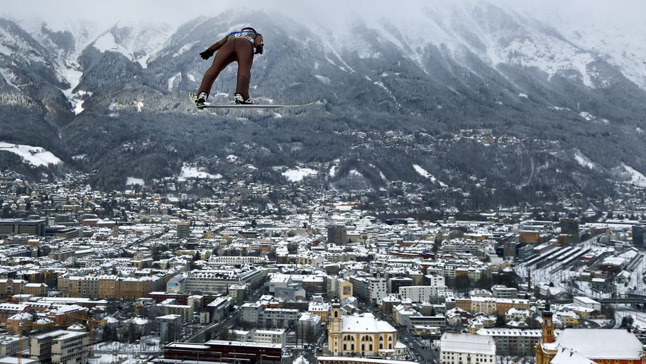 Polske Kamil Stoch svæver elegant ud fra bakken i Innsbruck torsdag. Han er klar til finalen fredag. Det er Zabirzhan Muminov ikke. Foto: Matthias Schrader/AP