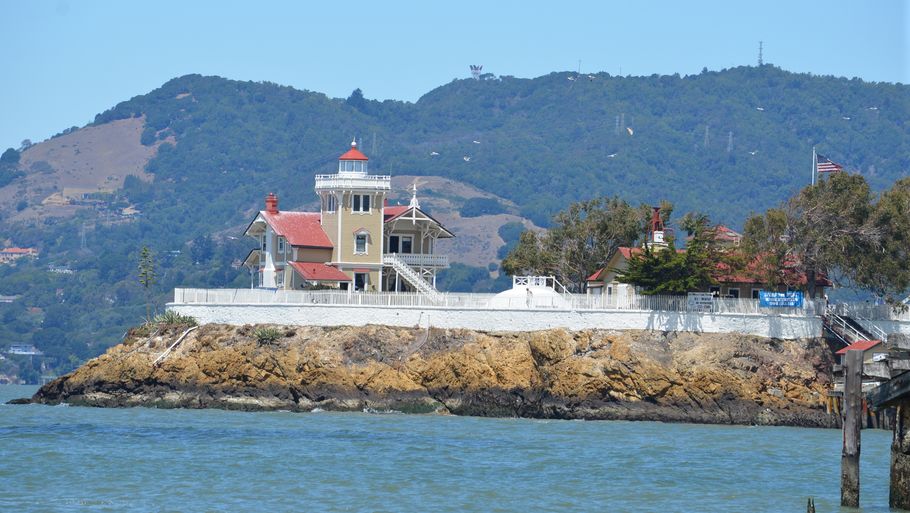 Jobbet på øen, der ligger lige uden for San Francisco, er ledig for nye værter, der vil drive fyrtårnet og kroen.