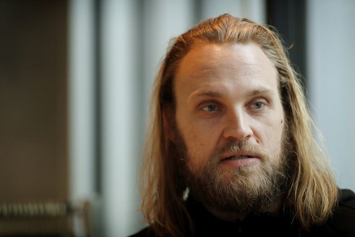 Henrik Møllgaard med hår og skæg i fri dressur på spillerhotellet i Kødbyen på Københavns Vesterbro. Foto: Jens Dresling/Ritzau Scanpix