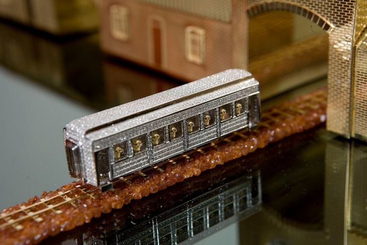 Toget er lavet af hvidguld og besat med diamanter, mens skinnerne, som det kører på, er lavet af det geléagtige materiale agar. Foto: Trapholt. 