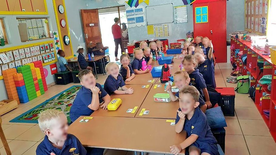 Dette billede har skabt ballade i Sydafrika. Det viser første skoledag for en gruppe nye skolebørn. Foto: Laerskool Schweizer-Reneke/Twitter