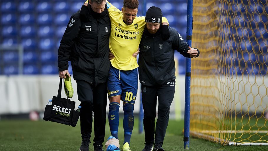 Hany Mukhtar blev hjulpet fra banen, da Brøndby søndag spillede årets første træningskamp. Foto: Lars Rønbøg/FrontZoneSport via Getty Images