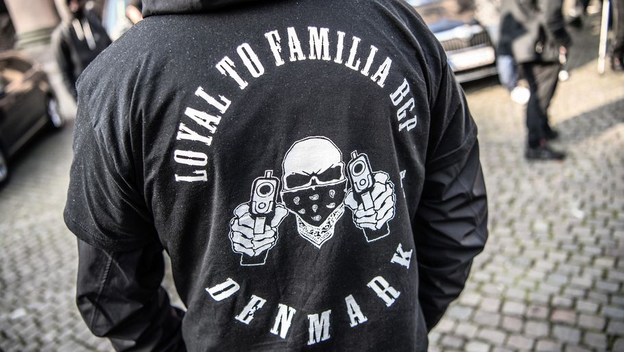 En 34-årig mand sad onsdag på anklageklagebænken i Københavns Byret. Her var han tiltalt for at bære en kasket med et symbol, som ifølge politiet kan henføres til banden Loyal to Familia. Foto: Jakob Jørgensen