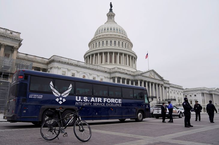 Denne bus skulle have transporteret en delegation af demokratiske kongresmedlemmer til lufthavnen, men Trump fik stoppet turen. Foto: Reuters
