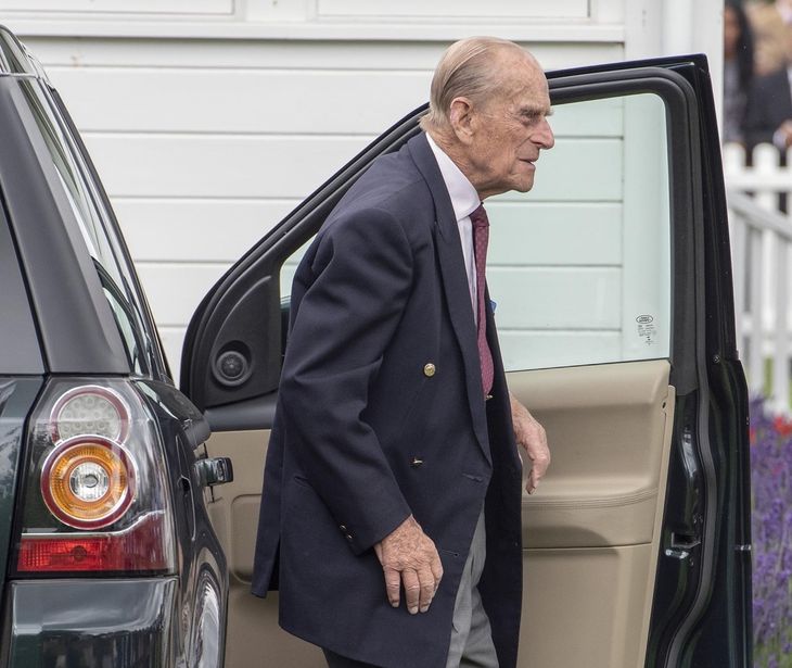 Mange er skeptiske over, at prins Philip stadig kører i bil trods hans alder. Foto: AP