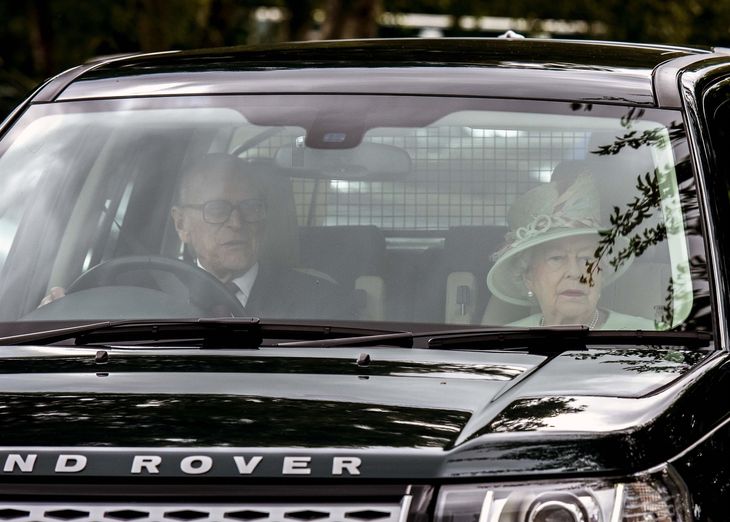 Prins Philip sidder stadig bag rettet. Foto: AP 