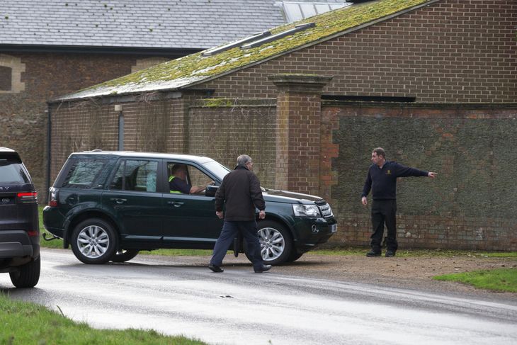Her fører chaufføren bilen ind på dronningen og prinsens adresse. Foto: Shutterstock