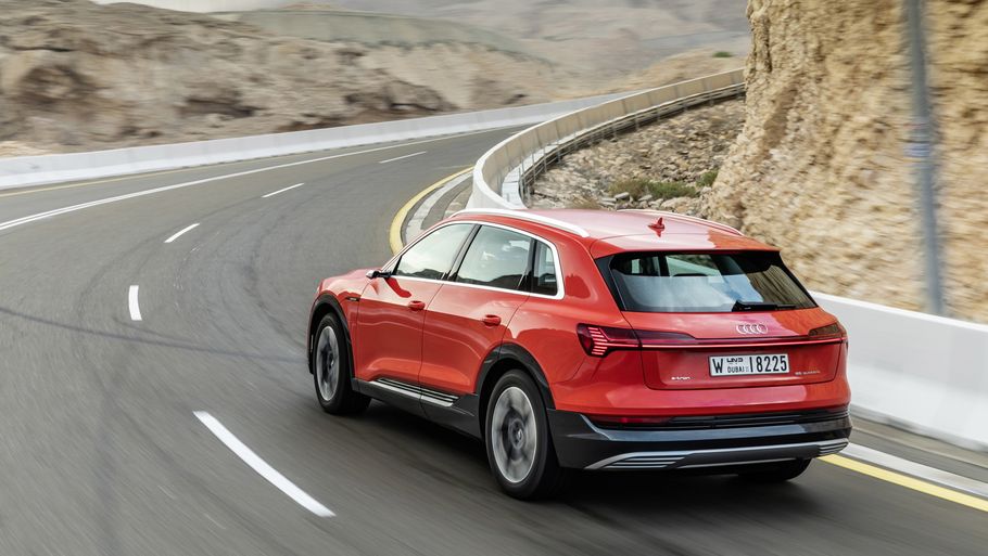 Audi e-tron har ifølge producenten en rækkevidde på 417 kilometer. De første eksemplarer lander i Danmark til februar. Foto: Audi