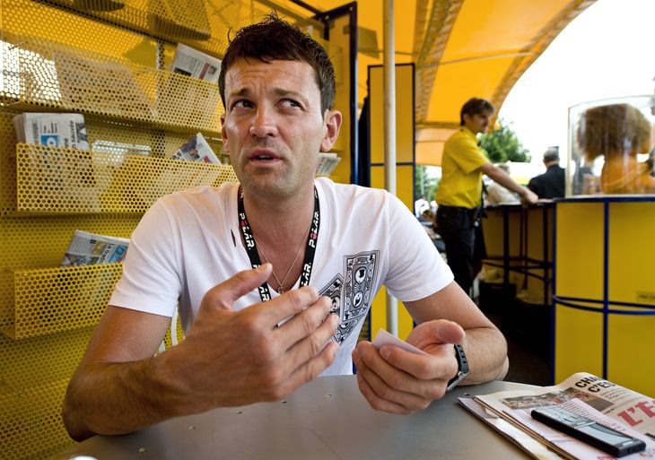 Cédric Vasseur under Tour de France i 2008, da han var formand for ryttersammenslutningen CPA. Siden blev han tv-kommentator og tiltrådte derpå posten som manager for Cofidis-holdet. Foto: Claus Bonnerup.
