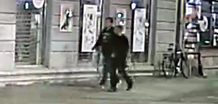 Disse to mænd efterlyses af politiet i forbindelse med den ene af to brandstiftelser på Nørrebrogade 140. Politifoto