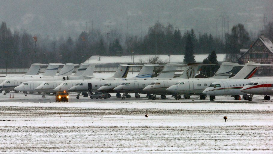 En flåde af privatfly parkeres hvert år i Schweiz, når de rige mødes i Davos for at lade, som om de vil redde verden. Foto: Ritzau Scanpix