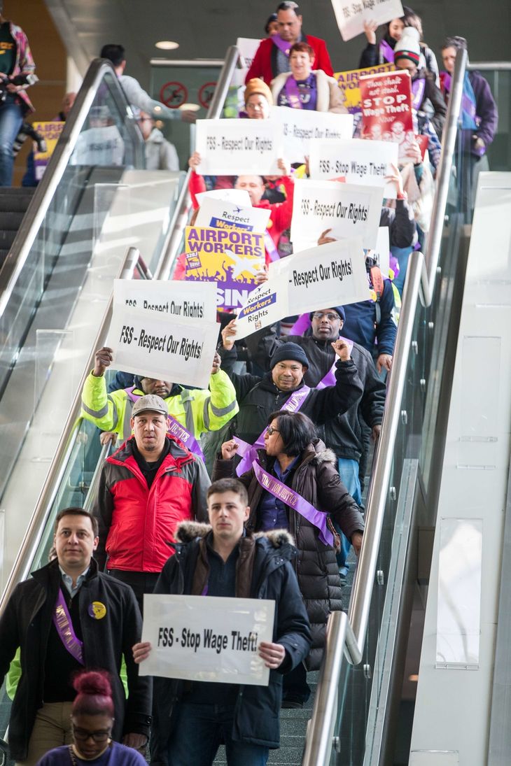 Ansatte i landets lufthavne har flere gange protesteret over, at de forventes at arbejde uden at få løn. Her er det i lufthavnen i Boston. Foto: Scott Eisden/AFP/Ritzau Scanpix