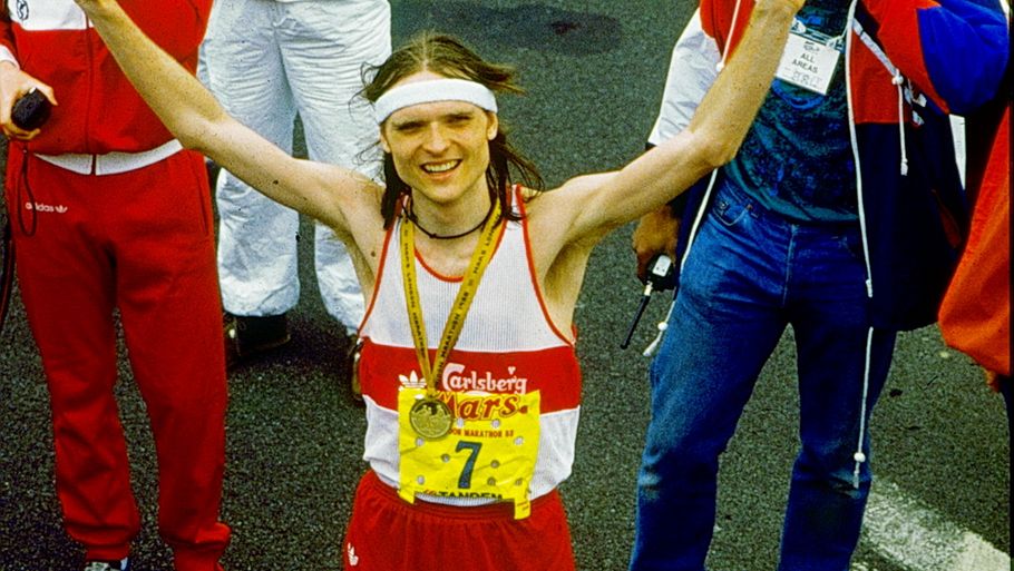 Henrik Jørgensen fejrer karrieren største triumf. Den nu afdøde maratonløber vandt London Marathon i 1988. Foto: Ritzau Scanpix