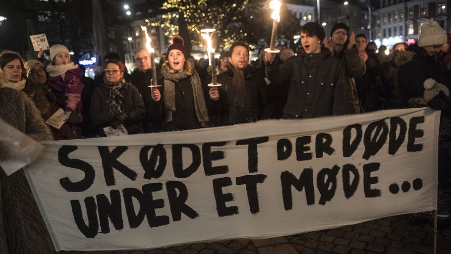 Hundredvis af vrede borgere demonstrerede foran rådhuset på Frederiksberg. 
Foto: Mogens Flindt