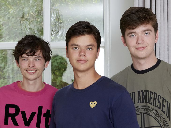 Christian Elhauge sammen med sin lillebror Ludwig (til højre) og storebror Oscar (til venstre). Foto: Camilla Hey/TV2