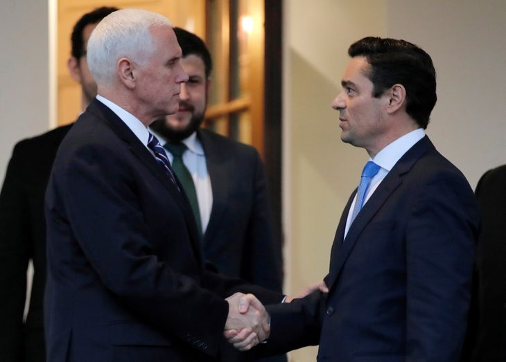 USA's vicepræsident, Mike Pence, hilser på Carlos Alfredo Vecchio, der er udsendt af Juan Guaido. Foto: Reuters 