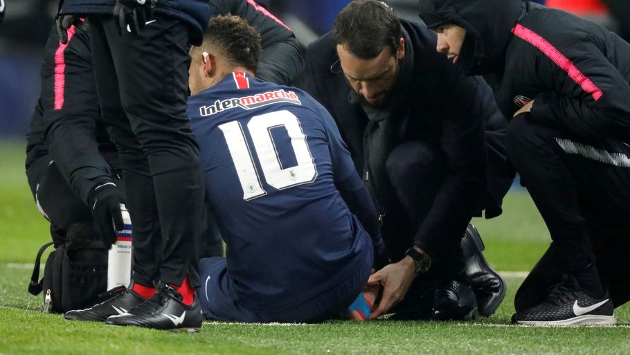 Neymar modtager behandling efter skaden. Foto: Charles Platiau/Ritzau Scanpix.