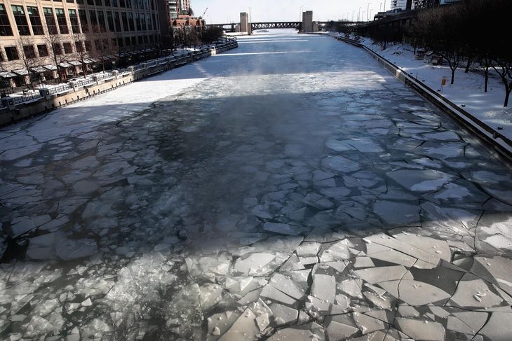 Et flod er frosset til is i det centrale Chicago. Foto: AFP