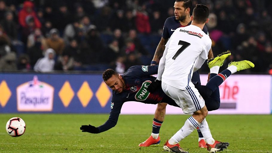 Tre gange indenfor få minutter blev Neymar tacklet af Strasbourgs  Moataz Zemzemi, og til sidst blev han båret ud. Foto: Ritzau Scanpix