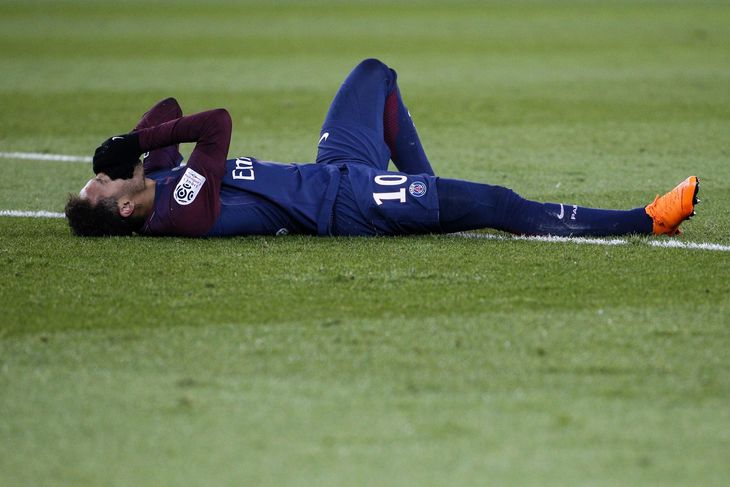 Neymar vrider sig i smerte, og sådan har man set ham tit. Det har måske været med til at fodre myten, som der nu er debat omkring. Foto: Geoffroy van der Hasselt/Ritzau Scanpix