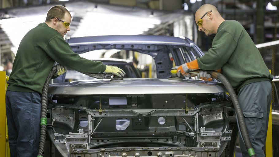 Hos Jaguar Land Rover-koncernen vil man stoppe produktionen af firehjulstrækkere og luksusbiler fra 8. til 12. april. Foto: Jaguar Land Rover