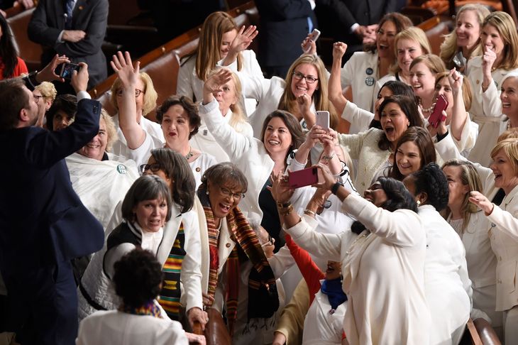 De demokratiske kvinder havde aftalt at iklæde sig hvidt tøj for at signalere sammenhold under præsident Trumps tale til nationen. Foto: AFP