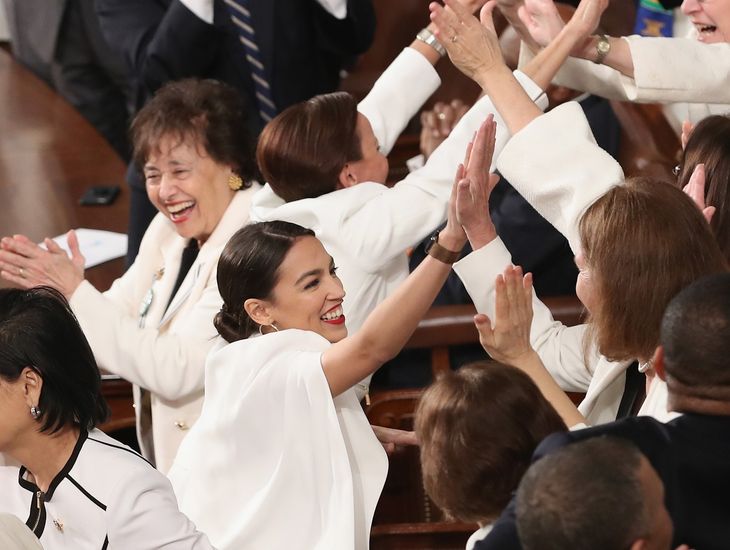 Demokraternes unge stjerne Alexandria Ocasio-Cortez jubler med andre kongresmedlemmer. Foto: AFP