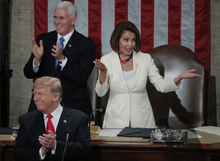 Demokraternes formand for Repræsentanternes Hus, Nancy Pelosi, opfordrer salen til at rejse sig. Foto: Reuters