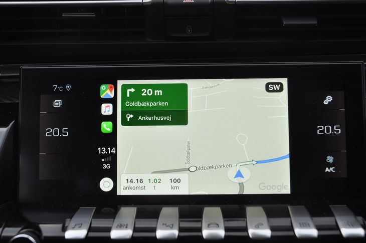 Google Maps folder sig ud på bilens infotainmentskærm, og appens trafikfunktion kommer til sin ret. Foto: Jens Overgaard