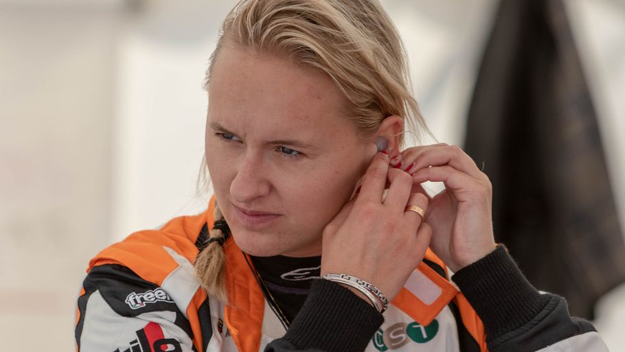 Racerpigen Michelle Gatting er blevet et varmt navn på grund af de nye feministiske vinde indenfor motorsporten (Foto: PR)
