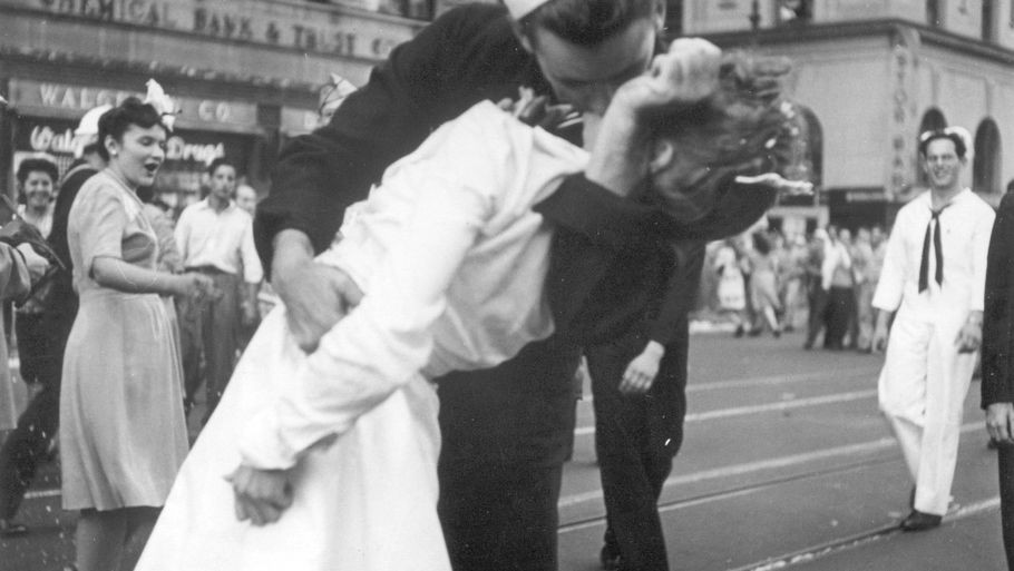 Sømanden og tandlægen i hed omfavnelse midt på Times Square i 1945. Foto: AP Photo/U.S. Navy/Victor Jorgensen