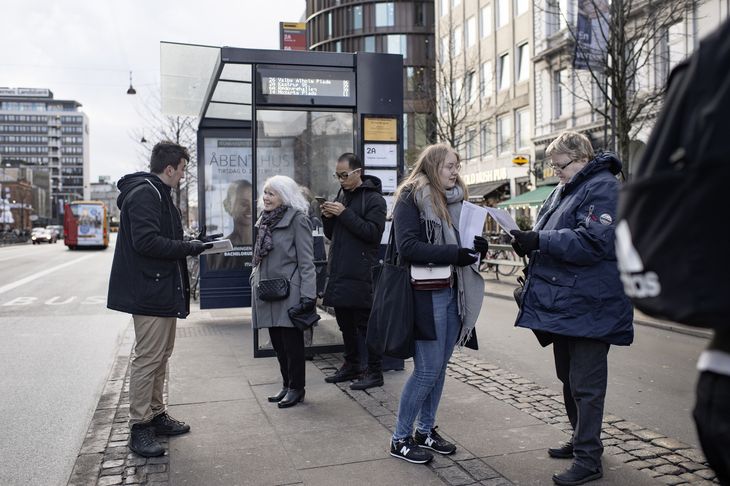 De sjællandske buspassagerer tog godt imod Ekstra Bladets udsendte, der tirsdag var på gaden for at dele busplaner ud til dem, der ønskede en. Her bliver planerne delt ud af Aleksandra Lasek og Kaan Bicken, der begge er 18 år. Foto: Olivia Loftlund 