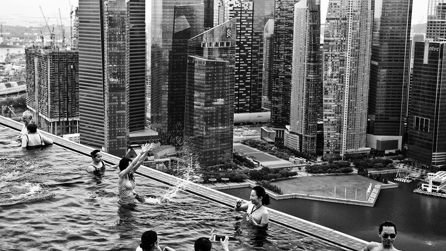 Det sort-hvide billede viser udsigten fra en infinity-pool i Singapore. Foto: Robert Huberman/National Geographic