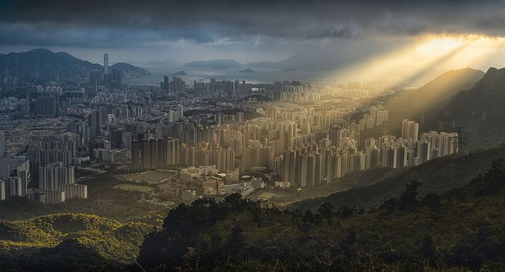 Tusmørkestråler om Hong Kong. Foto: Tse Yuk Wai/National Geographic