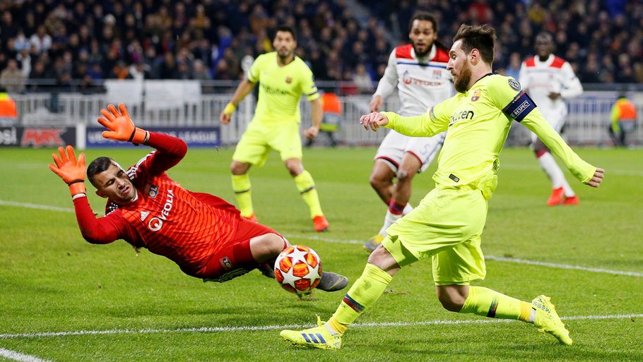 Messi i duel med Lyon-keeper Anthony Lopez. Foto: EMMANUEL FOUDROT/Ritzau Scanpix