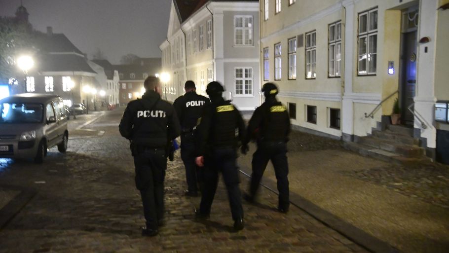 Bevæbnet politi er til stede ved justitsminister Søren Pape Poulsens hjem i Viborg. Foto: Bo Amstrup/Ritzau Scanpix