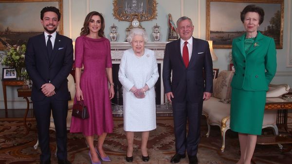 projektor Åbent Ledningsevne Royalt visit hos dronning Elizabeth: Nu snakker alle om hendes venstre hånd  – Ekstra Bladet