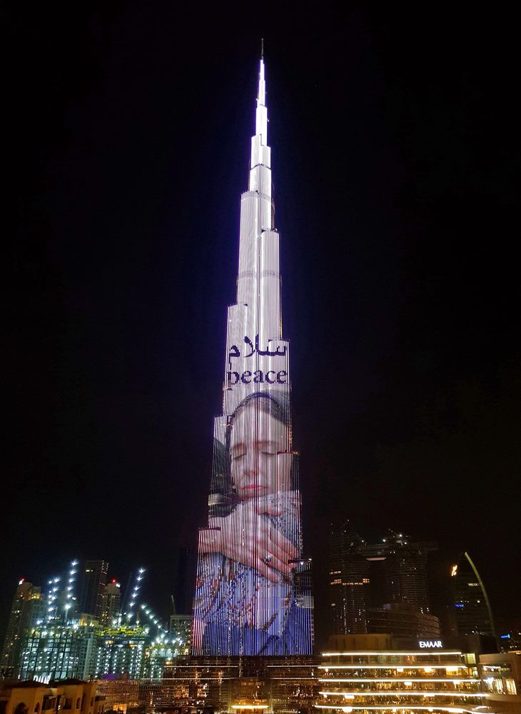 Verdens højeste bygning blev forleden nat lyst op i et kæmpe billede af Jacinda Ardern. Dubai's Public Diplomacy Office/Ritzau Scanpix
